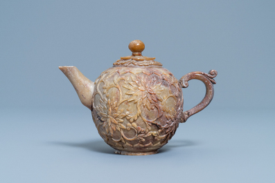 Een Chinese zeepstenen theepot met deksel, Kangxi