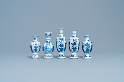 Vier Chinese blauw-witte miniatuur vazen en een huqqa basis, Kangxi