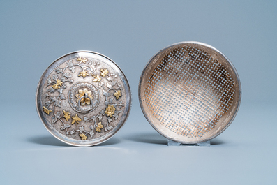 Een Chinese deels vergulde zilveren krekeldoos, Qianlong