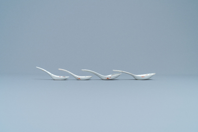 Sept cuill&egrave;res en porcelaine de Chine famille rose pour le march&eacute; Straits ou Peranakan, 19&egrave;me