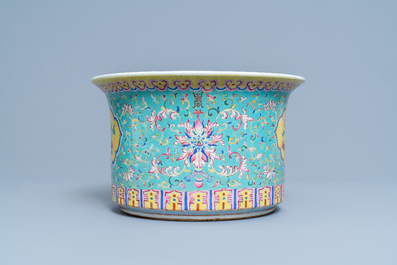 Une jardini&egrave;re en porcelaine de Chine famille rose &agrave; fond turquoise, 19&egrave;me