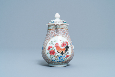 Un pot &agrave; lait couvert en porcelaine de Chine famille rose &agrave; d&eacute;cor d'un coq, Yongzheng