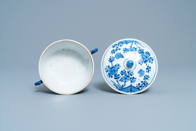 Un bol couvert en porcelaine de Chine en bleu et blanc &agrave; d&eacute;cor floral, Kangxi