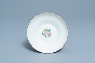 Un bol sur piedouche en porcelaine de Chine famille rose, 19&egrave;me