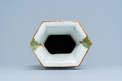 Un vase de forme hexagonale en porcelaine de Chine qianjiang cai, 19/20&egrave;me