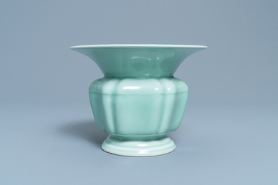 Een Chinese monochrome celadon zhadou, Yongzheng merk, Republiek