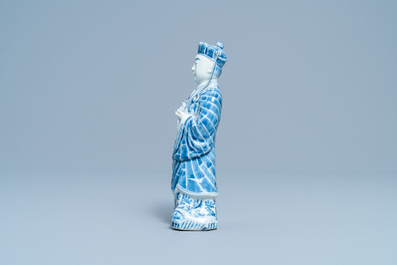 Une figure d'un Bodhisattva debout en porcelaine de Chine en bleu et blanc, 19&egrave;me