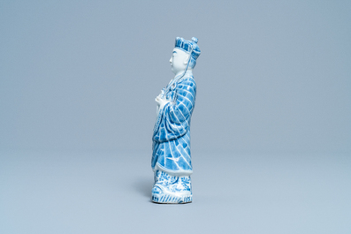 Een Chinese blauw-witte figuur van een staande Bodhisattva, 19e eeuw