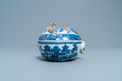 Une terrine couverte en forme de grenade en bleu, blanc, rouge de fer et dor&eacute;, Jiaqing