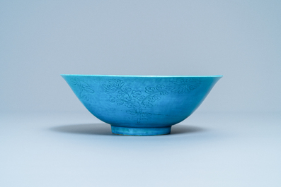 Un bol en porcelaine de Chine turquoise monochrome &agrave; d&eacute;cor incis&eacute;, Kangxi