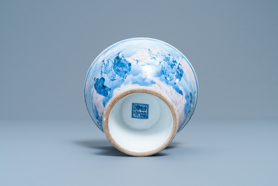 Un bol sur piedouche en porcelaine de Chine en bleu, blanc et rouge de cuivre, R&eacute;publique