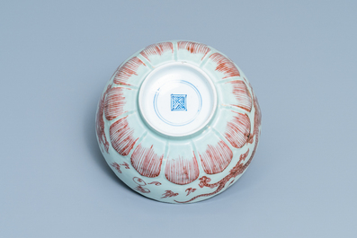 Een Chinese kom met koperrood drakendecor op celadon fondkleur, Kangxi