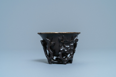 Een Chinese zitan houten libation cup met zilveren binnenwerk, 17e eeuw