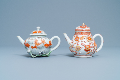 Deux th&eacute;i&egrave;res et un support en porcelaine de Chine en rouge de fer et dor&eacute;, Kangxi/Yongzheng