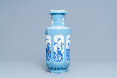 Un vase de forme rouleau en porcelaine de Chine en bleu, blanc et rouge de cuivre &agrave; fond bleu de lavande, 19/20&egrave;me