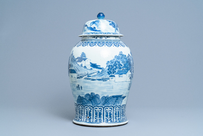 Een grote Chinese blauw-witte dekselvaas, 19e eeuw