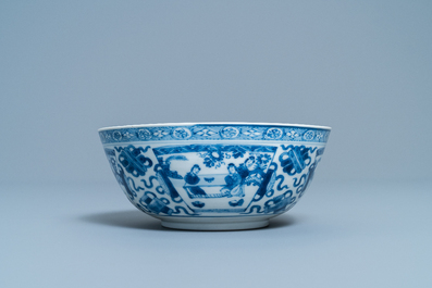 Een Chinese blauw-witte kom met figuratieve vlakken, Kangxi