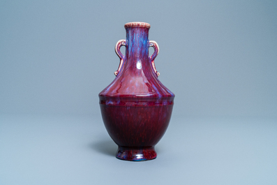 Een Chinese monochrome vaas met flamb&eacute; glazuur, Qianlong merk, 18/19e eeuw