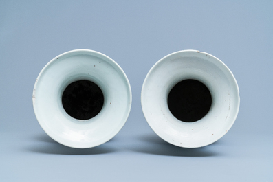 Une paire de vases en porcelaine de Chine en bleu et blanc sur fond c&eacute;ladon, 19&egrave;me