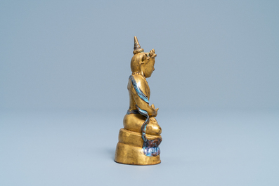 Een vergulde en deels flamb&eacute; geglazuurde porseleinen figuur van een Bodhisattva, 19/20e eeuw