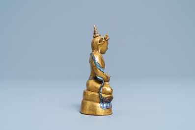 Une figure d'un Bodhisattva en porcelaine de Chine dor&eacute; et partiellement &eacute;maill&eacute; flamb&eacute;, 19/20&egrave;me