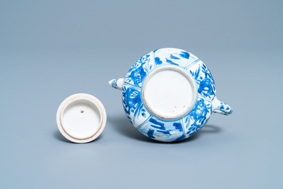 Une th&eacute;i&egrave;re couverte en porcelaine de Chine p&acirc;te tendre en bleu et blanc, Kangxi