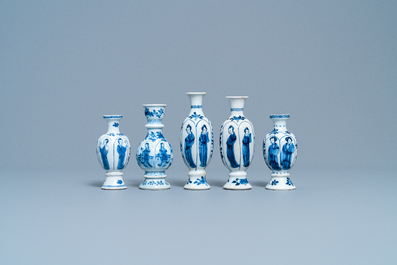Vier Chinese blauw-witte miniatuur vazen en een huqqa basis, Kangxi