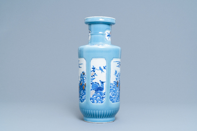Een Chinese blauw-witte en koperrode rouleau vaas met lavendelblauwe fondkleur, 19/20e eeuw