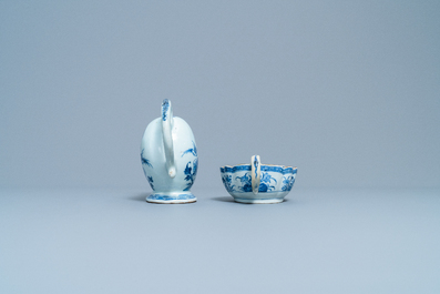 Twee Chinese blauw-witte sauskommen op onderschotels, Qianlong
