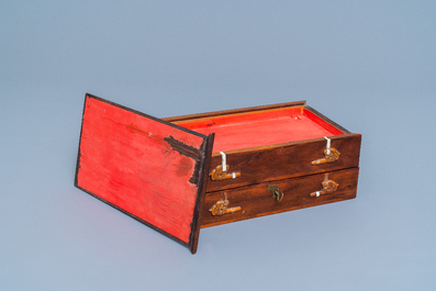 Een zeldzame Chinese houten doos met werkmateriaal van een kalligraaf of schilder, 19e eeuw