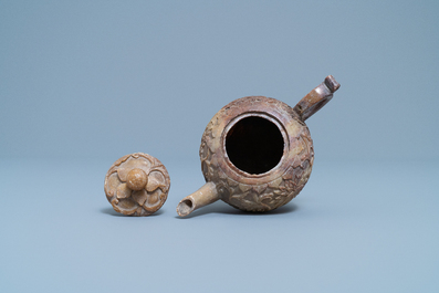 Een Chinese zeepstenen theepot met deksel, Kangxi