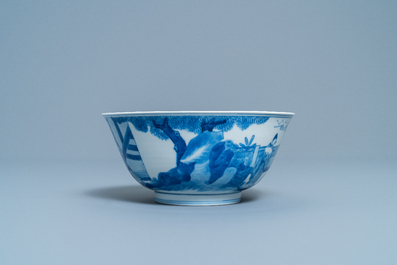 Un bol en porcelaine de Chine en bleu et blanc &agrave; d&eacute;cor de figures dans un paysage, marque et &eacute;poque de Kangxi