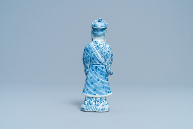 Une figure d'un Bodhisattva debout en porcelaine de Chine en bleu et blanc, 19&egrave;me