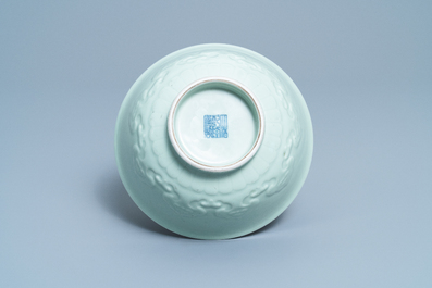 Een Chinese monochrome celadon kom met onderglazuur decor, Qianlong merk, 19e eeuw