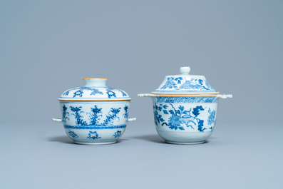 Deux &eacute;cuelles couvertes en porcelaine de Chine en bleu et blanc, Kangxi