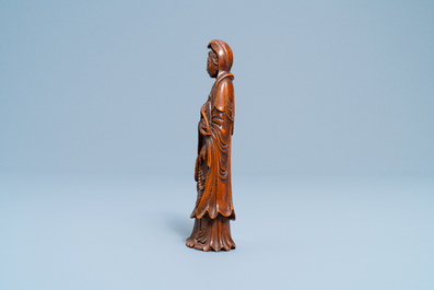 A Chinese carved wooden figure of Guanyin, 18/19th C.