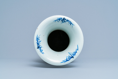 Un vase en porcelaine de Chine en bleu et blanc, 19&egrave;me