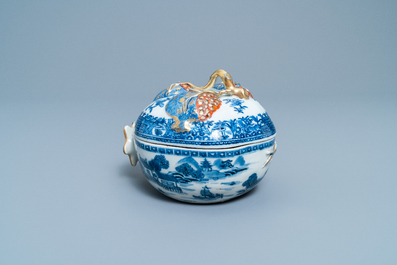 Une terrine couverte en forme de grenade en bleu, blanc, rouge de fer et dor&eacute;, Jiaqing