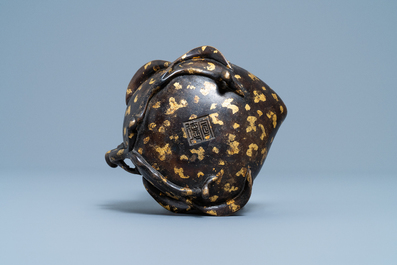 Een Chinese perzikvormige met goud bespatte bronzen wierookbrander, Xuande merk, 18e eeuw