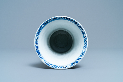 Een Chinese blauw-witte vaas met florale slingers, Kangxi