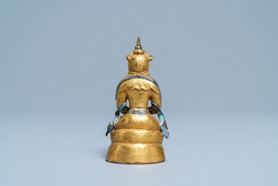 Une figure d'un Bodhisattva en porcelaine de Chine dor&eacute; et partiellement &eacute;maill&eacute; flamb&eacute;, 19/20&egrave;me