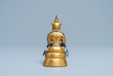 Een vergulde en deels flamb&eacute; geglazuurde porseleinen figuur van een Bodhisattva, 19/20e eeuw