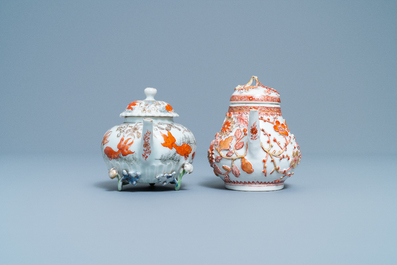 Deux th&eacute;i&egrave;res et un support en porcelaine de Chine en rouge de fer et dor&eacute;, Kangxi/Yongzheng