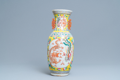 Een Chinese famille rose 'draken en feniksen' vaas, 19e eeuw