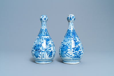 Een paar Chinese blauw-witte flesvormige vazen met knoflookhals, Wanli