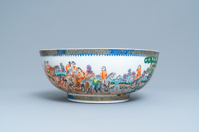 Un grand bol en porcelaine de Chine famille rose &agrave; d&eacute;cor de la chasse pour le march&eacute; europ&eacute;en, Qianlong