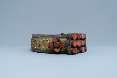 Une ceinture de marriage en cuir incrust&eacute; de cabochons en cornaline et de plaques en laiton, les Balkans, 18/19&egrave;me
