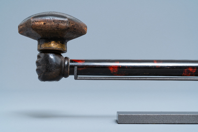 A Chinese woman's opium pipe in faux-tortoise lacquered and painted wood, 19th C.