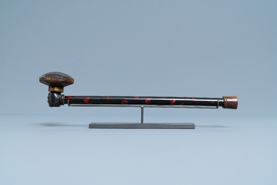 Une pipe &agrave; opium de femme en bois laqu&eacute; et peint en faux-&eacute;caille de tortue, Chine, 19&egrave;me