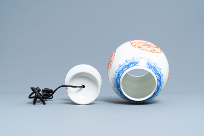 Une lanterne en porcelaine de Chine coquille d'oeuf &agrave; d&eacute;cor de dragons, R&eacute;publique
